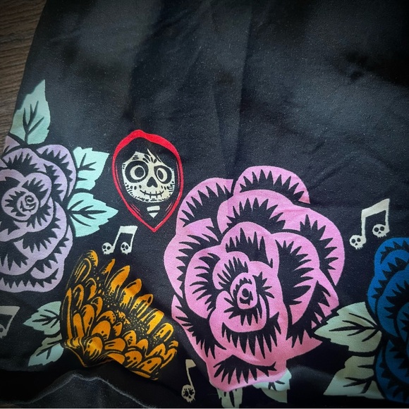 Hot Topic Pixar Coco movie shorts set floral print off shoulder M - Picture 3 of 11